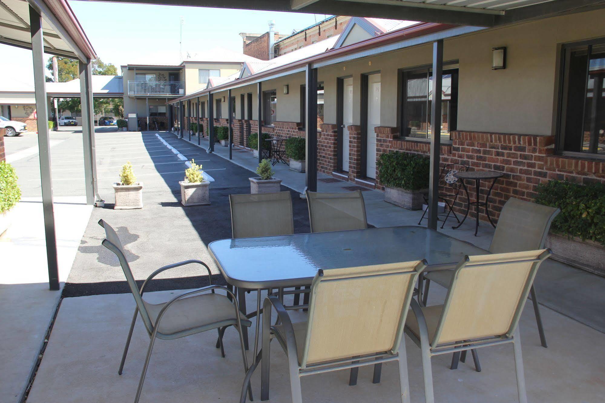 The Saltbush Motor Inn Hay Exterior photo